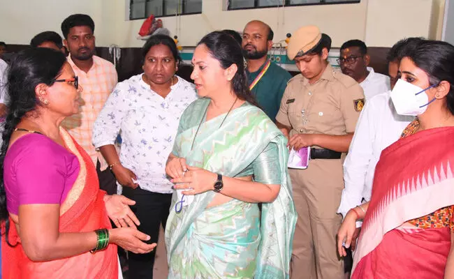 ಬ್ರಿಮ್ಸ್ ಗೆ ರಾಜ್ಯ ಮಹಿಳಾ ಆಯೋಗದ ಅಧ್ಯಕ್ಷೆ ಡಾ.ನಾಗಲಕ್ಷ್ಮೀ ಚೌಧರಿ ಭೇಟಿ, ಪರಿಶೀಲನೆ ಬ್ರಿಮ್ಸ್ ಗೆ ರಾಜ್ಯ ಮಹಿಳಾ ಆಯೋಗದ ಅಧ್ಯಕ್ಷೆ ಡಾ.ನಾಗಲಕ್ಷ್ಮೀ ಚೌಧರಿ ಭೇಟಿ, ಪರಿಶೀಲನೆ