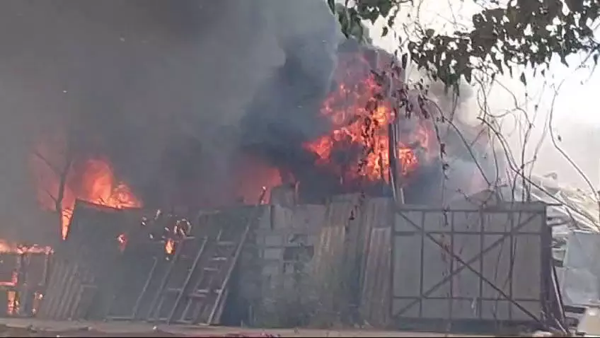 ಅಂಬಾಗಿಲು ಗೋಡಾನ್ನಲ್ಲಿ ಭಾರೀ ಬೆಂಕಿ ದುರಂತ: ಹೊತ್ತಿ ಉರಿದ ಗುಜರಿ ಸಾಮಾನು ಅಂಬಾಗಿಲು ಗೋಡಾನ್ನಲ್ಲಿ ಭಾರೀ ಬೆಂಕಿ ದುರಂತ: ಹೊತ್ತಿ ಉರಿದ ಗುಜರಿ ಸಾಮಾನು