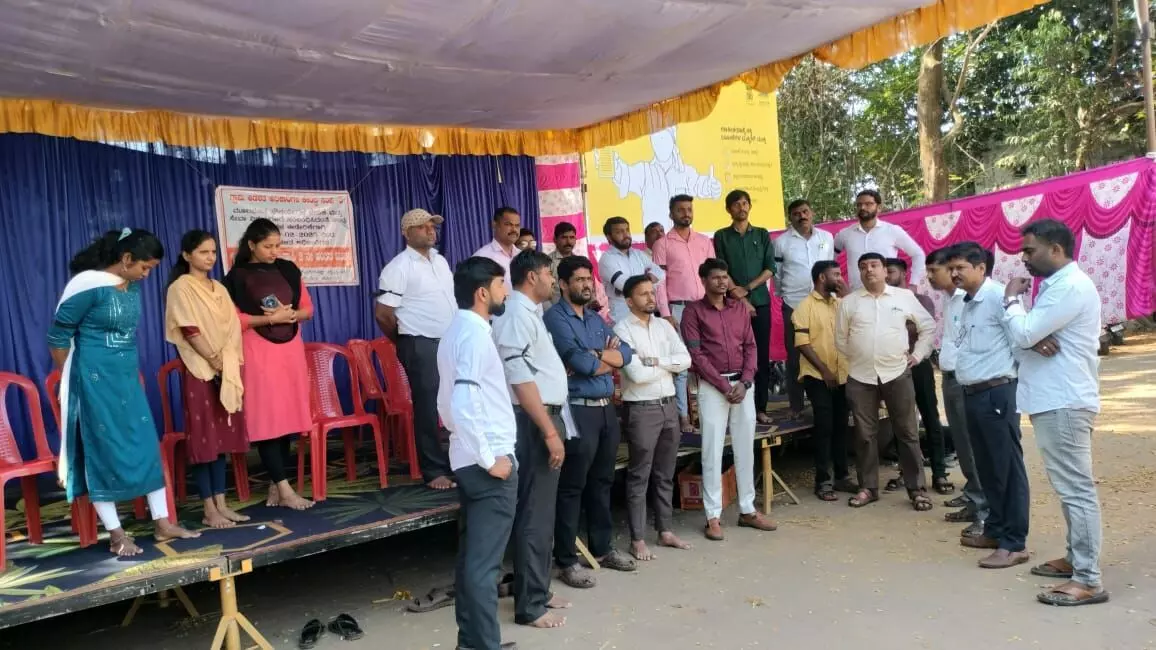 ಉಡುಪಿ: ಗ್ರಾಮ ಆಡಳಿತ ಅಧಿಕಾರಿಗಳ ಧರಣಿ ಮೂರನೇ ದಿನಕ್ಕೆ ಉಡುಪಿ: ಗ್ರಾಮ ಆಡಳಿತ ಅಧಿಕಾರಿಗಳ ಧರಣಿ ಮೂರನೇ ದಿನಕ್ಕೆ