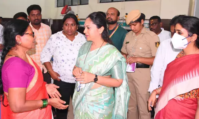 ಬ್ರಿಮ್ಸ್ ಗೆ ರಾಜ್ಯ ಮಹಿಳಾ ಆಯೋಗದ ಅಧ್ಯಕ್ಷೆ ಡಾ.ನಾಗಲಕ್ಷ್ಮೀ ಚೌಧರಿ ಭೇಟಿ, ಪರಿಶೀಲನೆ