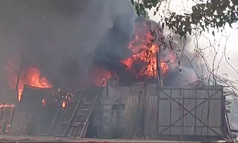 ಅಂಬಾಗಿಲು ಗೋಡಾನ್‌ನಲ್ಲಿ ಭಾರೀ ಬೆಂಕಿ ದುರಂತ: ಹೊತ್ತಿ ಉರಿದ ಗುಜರಿ ಸಾಮಾನು