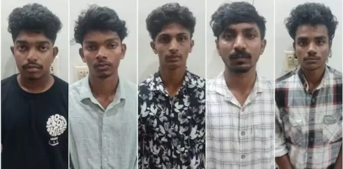 ಕೇರಳ | ಕಿರಿಯ ವಿದ್ಯಾರ್ಥಿಗಳ ಖಾಸಗಿ ಭಾಗಕ್ಕೆ ಡಂಬಲ್ಸ್ ನೇತು ಹಾಕಿ ರ‍್ಯಾಗಿಂಗ್ : ಐವರು ವಿದ್ಯಾರ್ಥಿಗಳ ಬಂಧನ