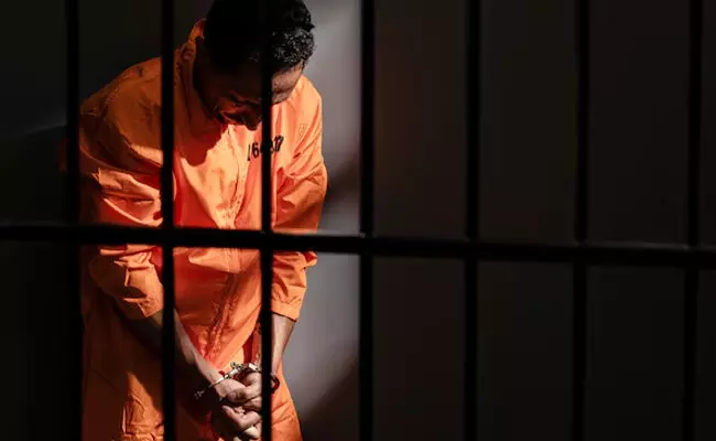 ಉತ್ತರ ಪ್ರದೇಶ | ಡಿಜಿಟಲ್ ಅರೆಸ್ಟ್; ವ್ಯಕ್ತಿಯ ಆತ್ಮಹತ್ಯೆಗೆ ಪ್ರಚೋದನೆ ನೀಡಿದ ಆರೋಪದಲ್ಲಿ ನಾಲ್ವರ ಬಂಧನ ಉತ್ತರ ಪ್ರದೇಶ | ಡಿಜಿಟಲ್ ಅರೆಸ್ಟ್; ವ್ಯಕ್ತಿಯ ಆತ್ಮಹತ್ಯೆಗೆ ಪ್ರಚೋದನೆ ನೀಡಿದ ಆರೋಪದಲ್ಲಿ ನಾಲ್ವರ ಬಂಧನ