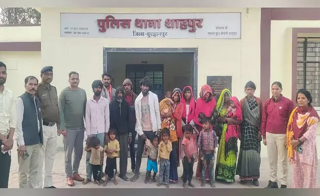 ಮಹಾರಾಷ್ಟ್ರದಲ್ಲಿ ಸೆರೆಯಲ್ಲಿದ್ದ ಬುಡಕಟ್ಟು ಸಮುದಾಯದ 17 ಮಂದಿಯ ರಕ್ಷಣೆ ಮಹಾರಾಷ್ಟ್ರದಲ್ಲಿ ಸೆರೆಯಲ್ಲಿದ್ದ ಬುಡಕಟ್ಟು ಸಮುದಾಯದ 17 ಮಂದಿಯ ರಕ್ಷಣೆ