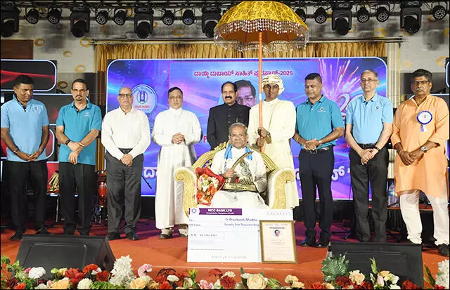 ಫಾ.ಪ್ರಶಾಂತ್ ಮಾಡ್ತಾರಿಗೆ ದಾಯ್ಜಿ ದುಬಾಯ್ ಸಾಹಿತ್ಯ ಪುರಸ್ಕಾರ ಪ್ರದಾನ ಫಾ.ಪ್ರಶಾಂತ್ ಮಾಡ್ತಾರಿಗೆ ದಾಯ್ಜಿ ದುಬಾಯ್ ಸಾಹಿತ್ಯ ಪುರಸ್ಕಾರ ಪ್ರದಾನ