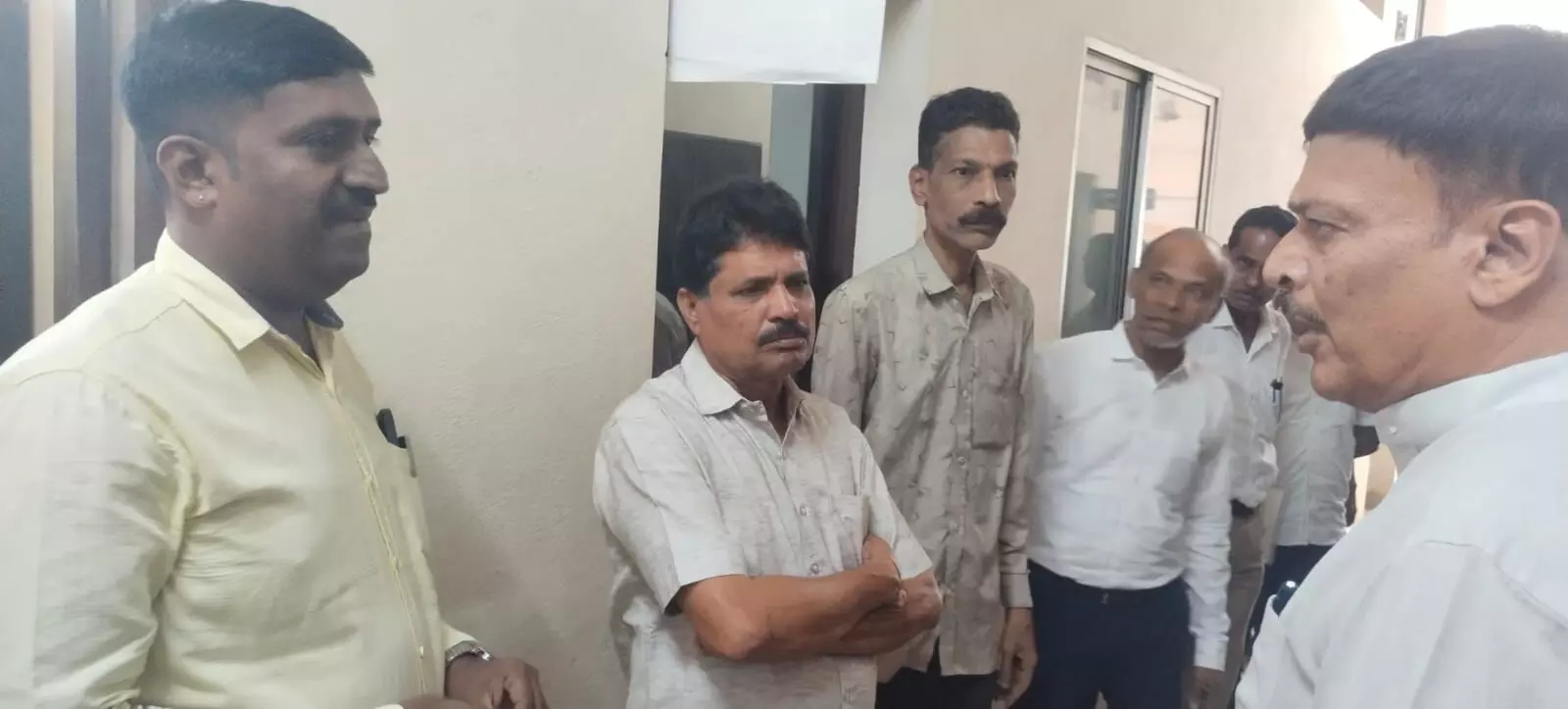 ಬಂಟ್ವಾಳ| ಬೇಲಿ ವಿವಾದಕ್ಕೆ ಸಂಬಂಧಿಸಿ ಪಂ. ಅಧಿಕಾರಿಗಳನ್ನು ತರಾಟೆಗೆ ತೆಗೆದುಕೊಂಡ ಶಾಸಕ ರಾಜೇಶ್ ನಾಯ್ಕ್ ಬಂಟ್ವಾಳ| ಬೇಲಿ ವಿವಾದಕ್ಕೆ ಸಂಬಂಧಿಸಿ ಪಂ. ಅಧಿಕಾರಿಗಳನ್ನು ತರಾಟೆಗೆ ತೆಗೆದುಕೊಂಡ ಶಾಸಕ ರಾಜೇಶ್ ನಾಯ್ಕ್