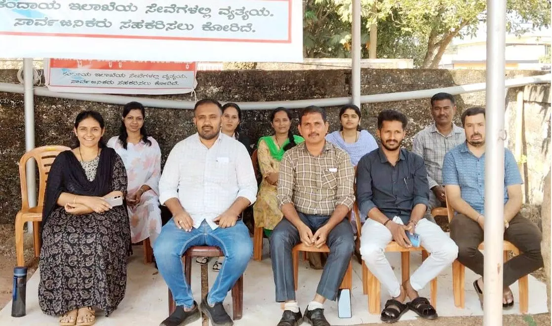 ದೇರಳಕಟ್ಟೆ: ಗ್ರಾಮ ಆಡಳಿತ ಅಧಿಕಾರಿಗಳ ಮೌನ ಮುಷ್ಕರ ಮೂರನೇ ದಿನಕ್ಕೆ ದೇರಳಕಟ್ಟೆ: ಗ್ರಾಮ ಆಡಳಿತ ಅಧಿಕಾರಿಗಳ ಮೌನ ಮುಷ್ಕರ ಮೂರನೇ ದಿನಕ್ಕೆ