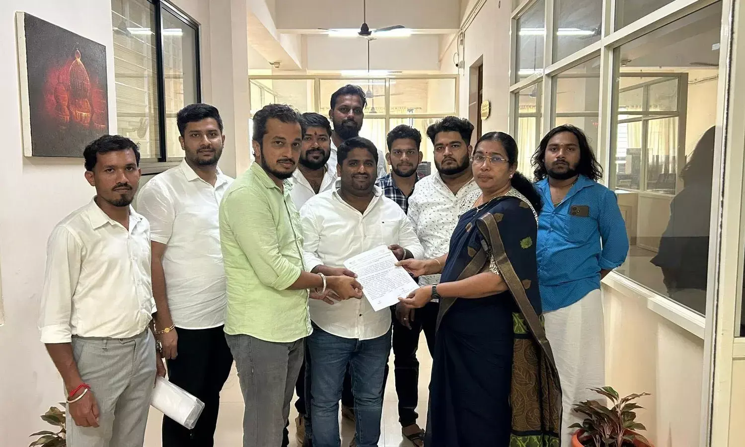 ರಾಜ್ಯ ಸರಕಾರ ವಜಾಕ್ಕೆ ಆಗ್ರಹಿಸಿ ಉಡುಪಿ ಡಿಸಿ ಮೂಲಕ ರಾಜ್ಯಪಾಲರಿಗೆ ಮನವಿ