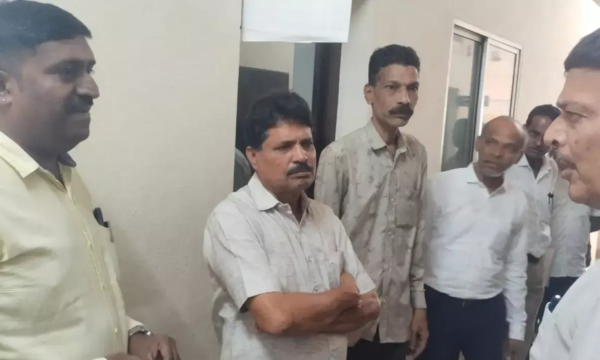 ಬಂಟ್ವಾಳ| ಬೇಲಿ ವಿವಾದಕ್ಕೆ ಸಂಬಂಧಿಸಿ ಪಂ. ಅಧಿಕಾರಿಗಳನ್ನು ತರಾಟೆಗೆ ತೆಗೆದುಕೊಂಡ ಶಾಸಕ ರಾಜೇಶ್ ನಾಯ್ಕ್