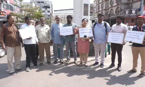 ವಿಜಯನಗರ | ಪತ್ರಕರ್ತನ ಮೇಲೆ ಹಲ್ಲೆ  ಖಂಡಿಸಿ ಪತ್ರಕರ್ತರ ಸಂಘದಿಂದ ಪ್ರತಿಭಟನೆ