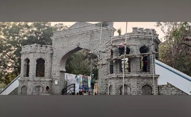 ಡಿಸಿ ಕಚೇರಿಯ ಪ್ರವೇಶದ್ವಾರದ ನವೀಕರಣ ಪ್ರಾರಂಭ : ವರದಿಯಿಂದ ಎಚ್ಚೆತ್ತ ಕಲಬುರಗಿ ಜಿಲ್ಲಾಡಳಿತ ಡಿಸಿ ಕಚೇರಿಯ ಪ್ರವೇಶದ್ವಾರದ ನವೀಕರಣ ಪ್ರಾರಂಭ : ವರದಿಯಿಂದ ಎಚ್ಚೆತ್ತ ಕಲಬುರಗಿ ಜಿಲ್ಲಾಡಳಿತ