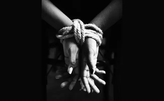 ಮಧ್ಯಪ್ರದೇಶ | ತಾಯಿಯ ಕಣ್ಣಿಗೆ ಕಾರದ ಪುಡಿ ಎರಚಿ ಸಕ್ಕರೆ ವರ್ತಕನ ಪುತ್ರನನ್ನು ಅಪಹರಿಸಿದ ದುಷ್ಕರ್ಮಿಗಳು ಮಧ್ಯಪ್ರದೇಶ | ತಾಯಿಯ ಕಣ್ಣಿಗೆ ಕಾರದ ಪುಡಿ ಎರಚಿ ಸಕ್ಕರೆ ವರ್ತಕನ ಪುತ್ರನನ್ನು ಅಪಹರಿಸಿದ ದುಷ್ಕರ್ಮಿಗಳು