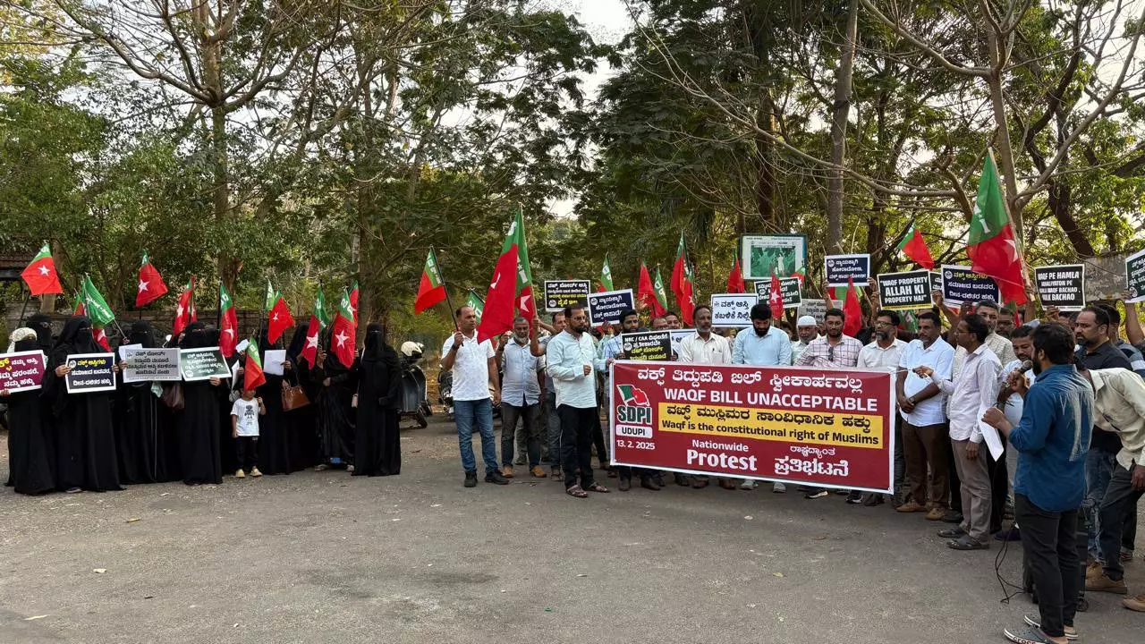 ವಕ್ಫ್ ತಿದ್ದುಪಡಿ ಮಸೂದೆ ವಿರೋಧಿಸಿ ಪ್ರತಿಭಟನೆ ವಕ್ಫ್ ತಿದ್ದುಪಡಿ ಮಸೂದೆ ವಿರೋಧಿಸಿ ಪ್ರತಿಭಟನೆ