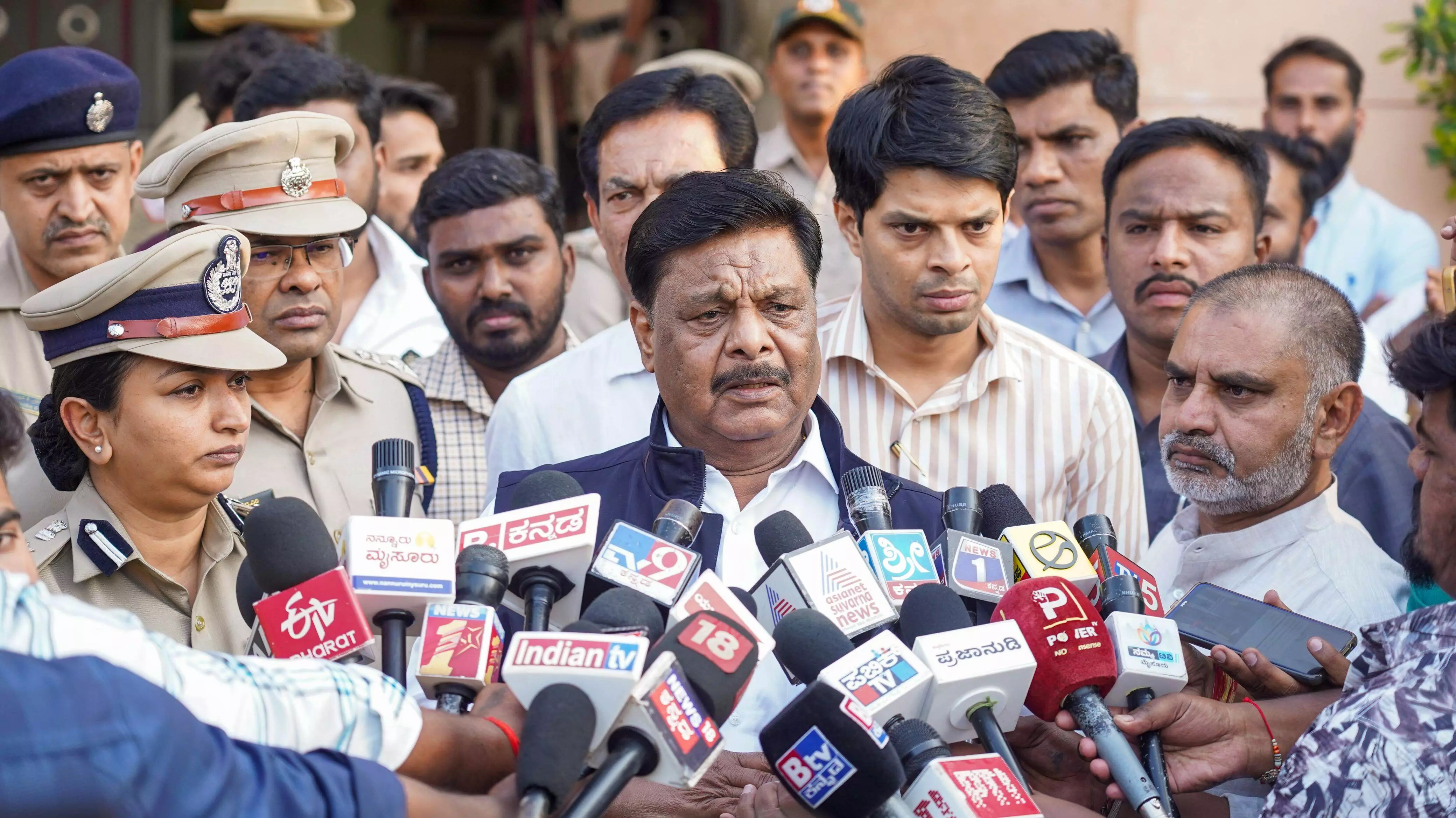 ಅಮಾಯಕರನ್ನು ಬಂಧಿಸುವುದಿಲ್ಲ: ಉದಯಗಿರಿ ಠಾಣೆಗೆ ಸಚಿವ ಡಾ.ಎಚ್.ಸಿ. ಮಹದೇವಪ್ಪ ಭೇಟಿ