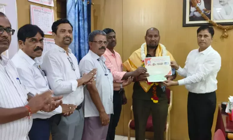 ಕಲಬುರಗಿ | ಕಳ್ಳತನವಾದ ಮಂಗಳಸೂತ್ರ ಪತ್ತೆಹಚ್ಚಿ ಮರಳಿಸಿದ ಬಸ್ ನಿರ್ವಾಹಕನಿಗೆ ಸನ್ಮಾನ, ಪ್ರಶಂಸನಾ ಪತ್ರ ವಿತರಣೆ