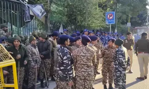 ಜಾಮಿಯಾ ವಿವಿ ಸುತ್ತ ಬಿಗಿ ಭದ್ರತೆ: ಧರಣಿ ನಡೆಸುತ್ತಿದ್ದ 10 ವಿದ್ಯಾರ್ಥಿಗಳು ಪೊಲೀಸರ ವಶಕ್ಕೆ