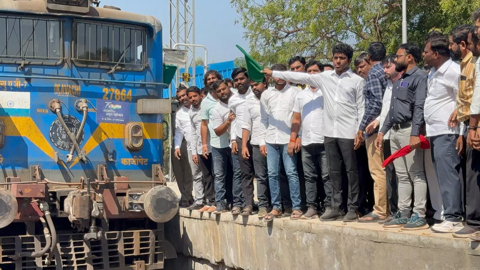 ಬೀದರ್ | ಮಹಾ ಕುಂಭಮೇಳಕ್ಕೆ ಸಾಗಲು ವಿಶೇಷ ರೈಲಿಗೆ ಚಾಲನೆ ನೀಡಿದ ಸಂಸದ ಸಾಗರ್ ಖಂಡ್ರೆ ಬೀದರ್ | ಮಹಾ ಕುಂಭಮೇಳಕ್ಕೆ ಸಾಗಲು ವಿಶೇಷ ರೈಲಿಗೆ ಚಾಲನೆ ನೀಡಿದ ಸಂಸದ ಸಾಗರ್ ಖಂಡ್ರೆ