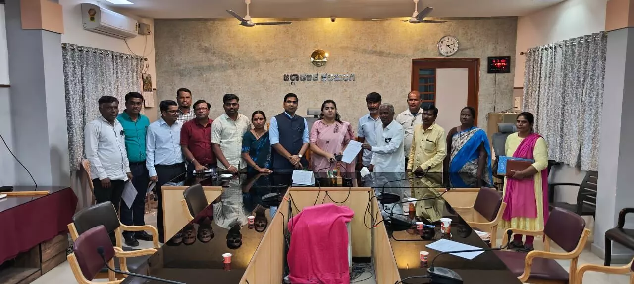 ಕಲಬುರಗಿ | ಹಾಸ್ಟೆಲ್ ಗುತ್ತಿಗೆ ನೌಕರರೊಂದಿಗೆ ಡಿಸಿ ಸಭೆ ಯಶಸ್ವಿ: ಮುಷ್ಕರ ವಾಪಸ್ ಪಡೆದ ನೌಕರರು ಕಲಬುರಗಿ | ಹಾಸ್ಟೆಲ್ ಗುತ್ತಿಗೆ ನೌಕರರೊಂದಿಗೆ ಡಿಸಿ ಸಭೆ ಯಶಸ್ವಿ: ಮುಷ್ಕರ ವಾಪಸ್ ಪಡೆದ ನೌಕರರು