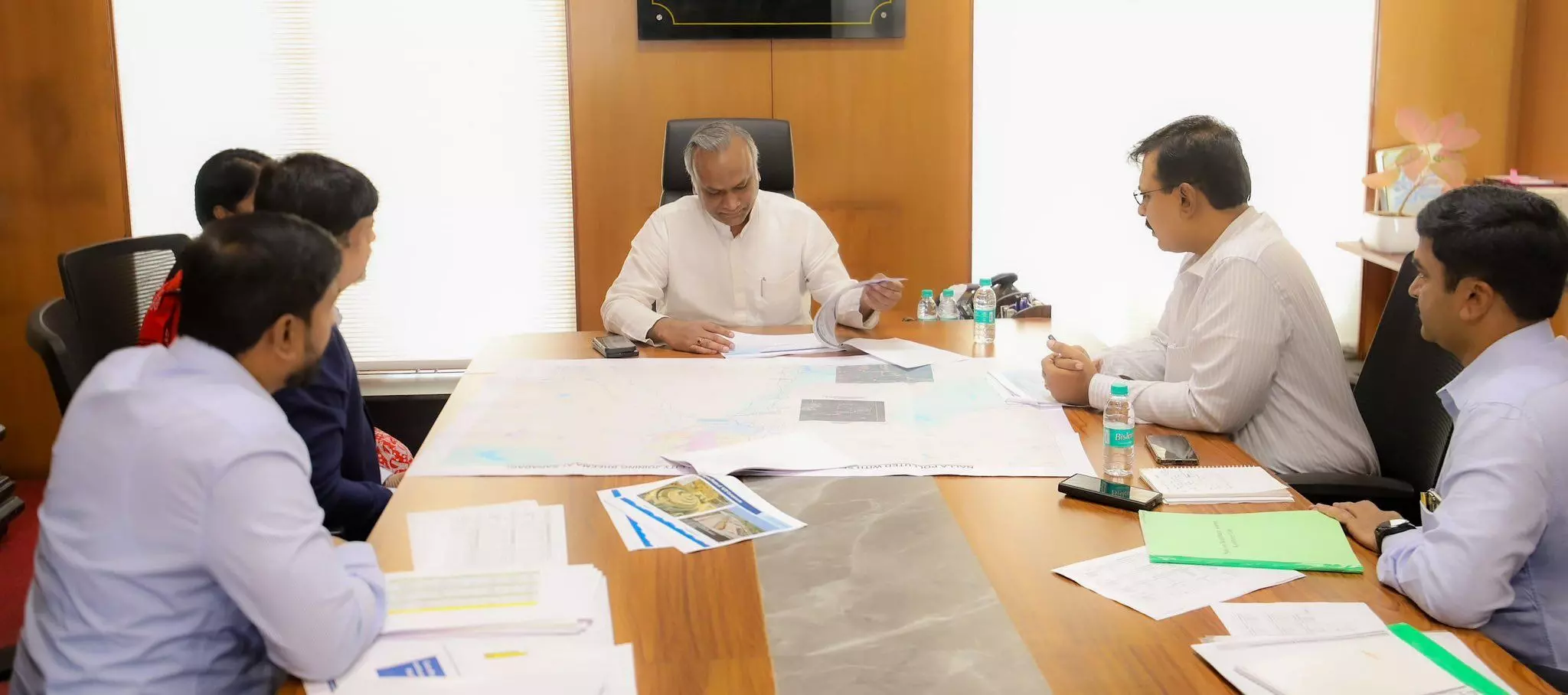 ಕಲಬುರಗಿ | ನಗರಕ್ಕೆ 24/7 ಗಂಟೆ ಕುಡಿಯುವ ನೀರು ಜಾರಿಗೆ ಅಧಿಕಾರಿಗಳೊಂದಿಗೆ ಪ್ರಿಯಾಂಕ್ ಖರ್ಗೆ ಚರ್ಚೆ ಕಲಬುರಗಿ | ನಗರಕ್ಕೆ 24/7 ಗಂಟೆ ಕುಡಿಯುವ ನೀರು ಜಾರಿಗೆ ಅಧಿಕಾರಿಗಳೊಂದಿಗೆ ಪ್ರಿಯಾಂಕ್ ಖರ್ಗೆ ಚರ್ಚೆ