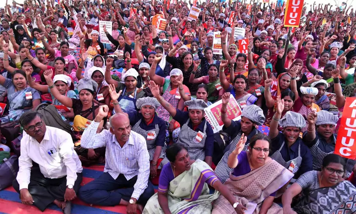 ಬೆಂಗಳೂರು | ಅಕ್ಷರ ದಾಸೋಹದ ಅಡುಗೆ ಸಿಬ್ಬಂದಿಗೆ ಕನಿಷ್ಠ ವೇತನ ನೀಡಲು ಆಗ್ರಹಿಸಿ ಧರಣಿ ಬೆಂಗಳೂರು | ಅಕ್ಷರ ದಾಸೋಹದ ಅಡುಗೆ ಸಿಬ್ಬಂದಿಗೆ ಕನಿಷ್ಠ ವೇತನ ನೀಡಲು ಆಗ್ರಹಿಸಿ ಧರಣಿ