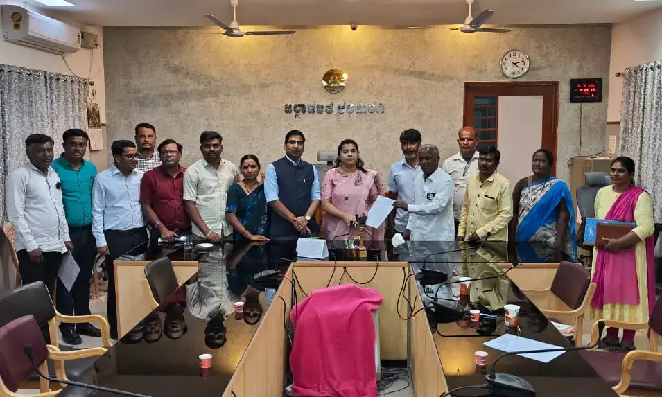 ಕಲಬುರಗಿ | ಹಾಸ್ಟೆಲ್ ಗುತ್ತಿಗೆ ನೌಕರರೊಂದಿಗೆ ಡಿಸಿ ಸಭೆ ಯಶಸ್ವಿ: ಮುಷ್ಕರ ವಾಪಸ್ ಪಡೆದ ನೌಕರರು