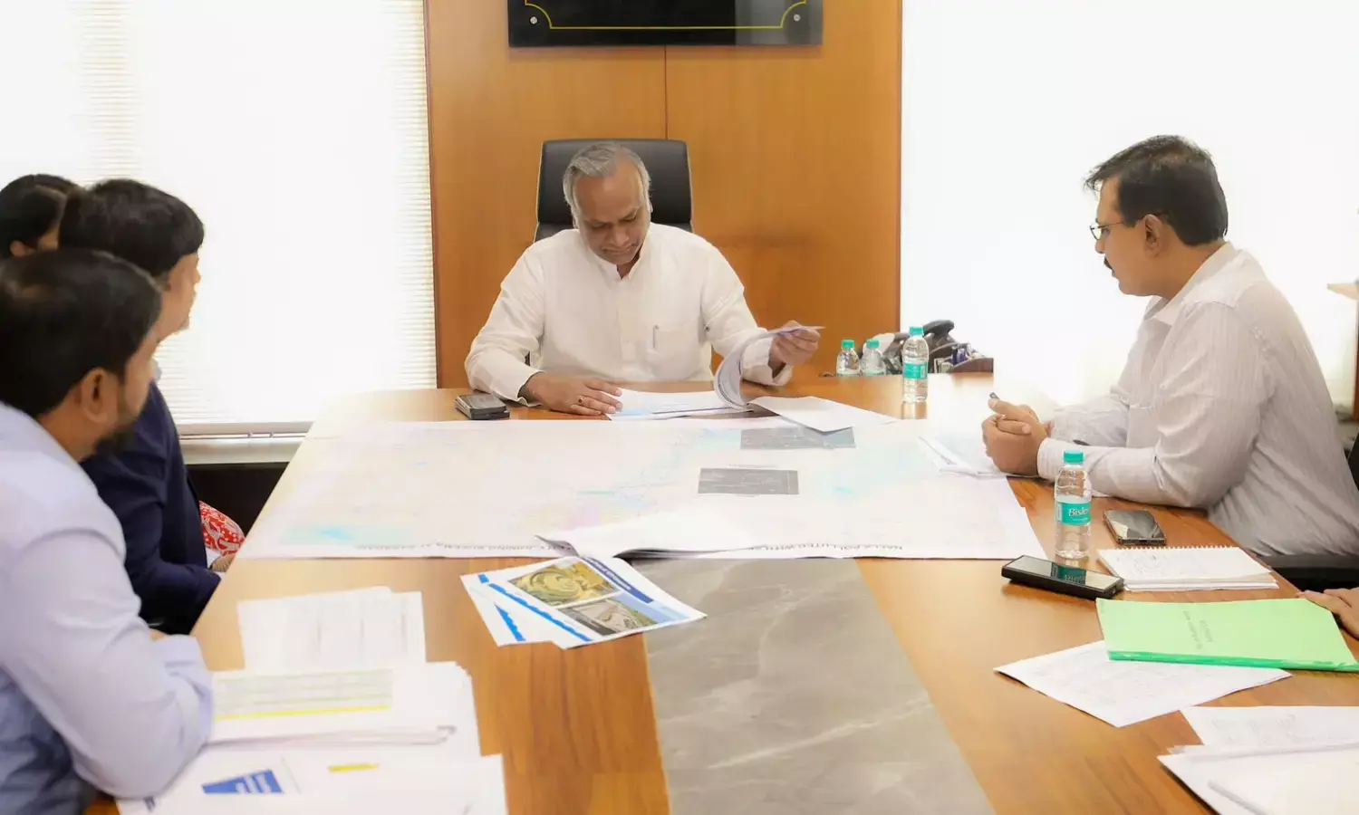 ಕಲಬುರಗಿ | ನಗರಕ್ಕೆ 24/7 ಗಂಟೆ ಕುಡಿಯುವ ನೀರು ಜಾರಿಗೆ ಅಧಿಕಾರಿಗಳೊಂದಿಗೆ ಪ್ರಿಯಾಂಕ್ ಖರ್ಗೆ ಚರ್ಚೆ