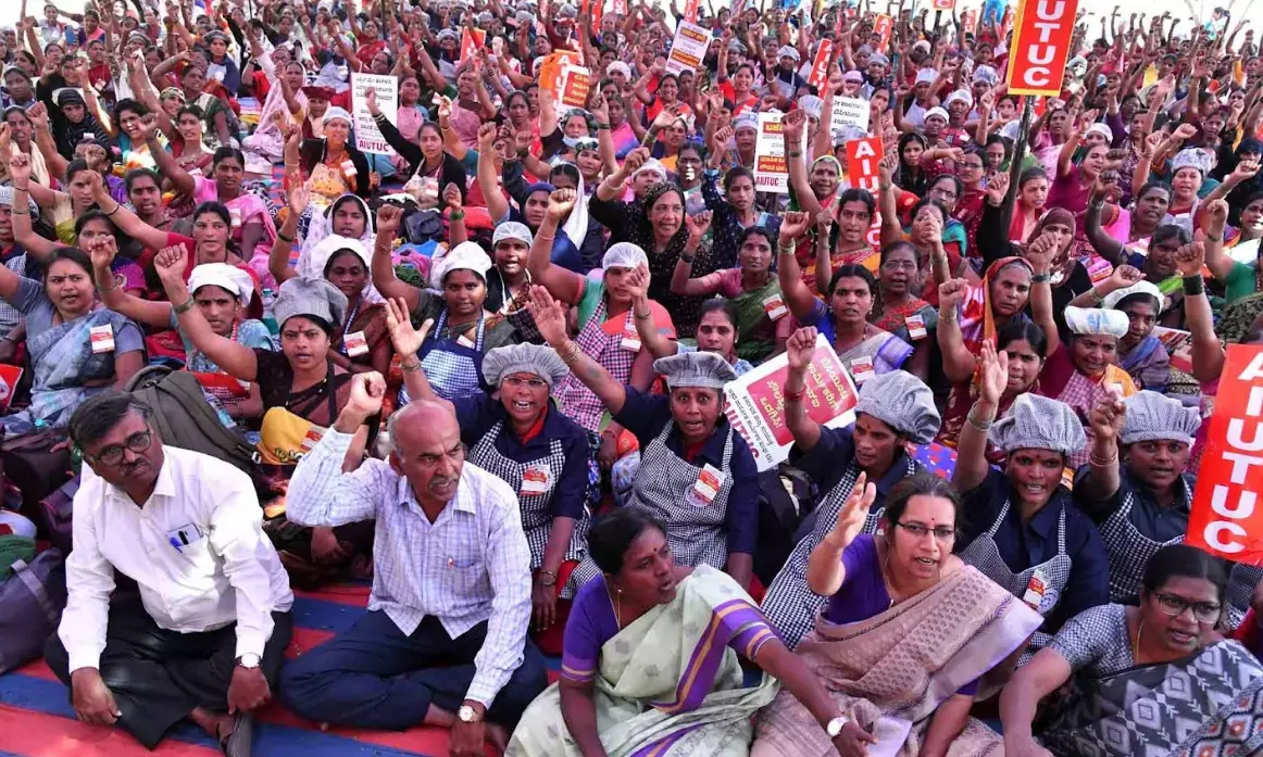 ಬೆಂಗಳೂರು | ಅಕ್ಷರ ದಾಸೋಹದ ಅಡುಗೆ ಸಿಬ್ಬಂದಿಗೆ ಕನಿಷ್ಠ ವೇತನ ನೀಡಲು ಆಗ್ರಹಿಸಿ ಧರಣಿ