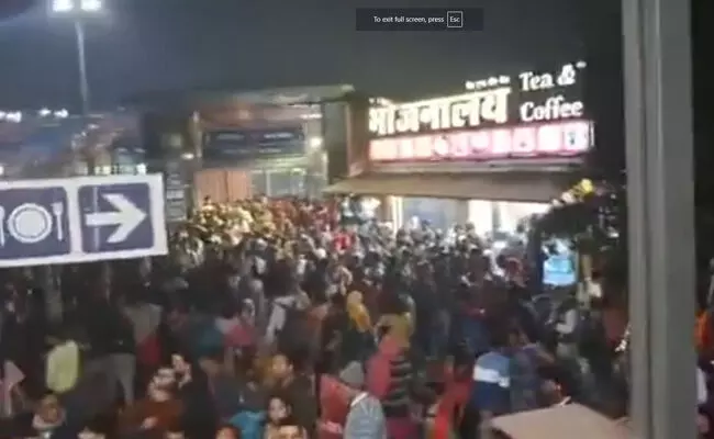 ಹೊಸದಿಲ್ಲಿ ರೈಲು ನಿಲ್ದಾಣದಲ್ಲಿ ಕಾಲ್ತುಳಿತ ಹೊಸದಿಲ್ಲಿ ರೈಲು ನಿಲ್ದಾಣದಲ್ಲಿ ಕಾಲ್ತುಳಿತ