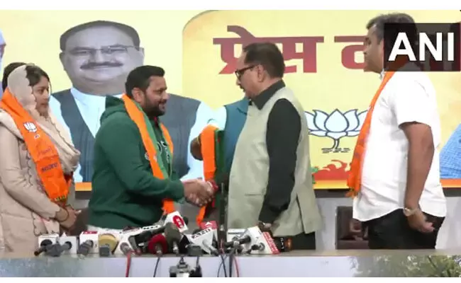 ದೆಹಲಿಯಲ್ಲಿ ತ್ರಿವಳಿ ಎಂಜಿನ್? ; ಮೂವರು ಎಂಸಿಡಿ ಸದಸ್ಯರು ಬಿಜೆಪಿ ತೆಕ್ಕೆಗೆ ದೆಹಲಿಯಲ್ಲಿ ತ್ರಿವಳಿ ಎಂಜಿನ್? ; ಮೂವರು ಎಂಸಿಡಿ ಸದಸ್ಯರು ಬಿಜೆಪಿ ತೆಕ್ಕೆಗೆ