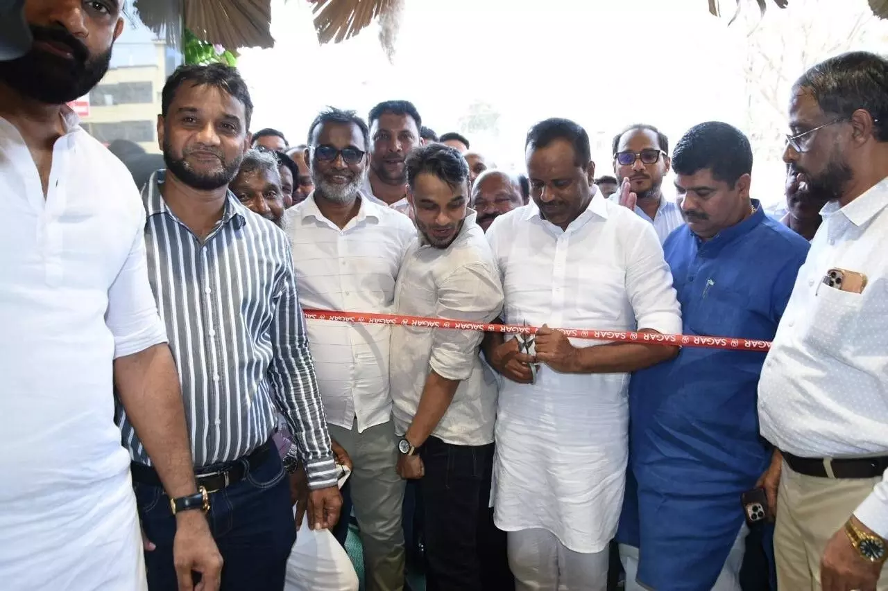 ತೊಕ್ಕೊಟ್ಟು: ಸಾಗರ್ ಸಿಲ್ಕ್ಸ್ ಆ್ಯಂಡ್ ಸಾರೀಸ್ನ ನೂತನ ಮಳಿಗೆ ಶುಭಾರಂಭ ತೊಕ್ಕೊಟ್ಟು: ಸಾಗರ್ ಸಿಲ್ಕ್ಸ್ ಆ್ಯಂಡ್ ಸಾರೀಸ್ನ ನೂತನ ಮಳಿಗೆ ಶುಭಾರಂಭ