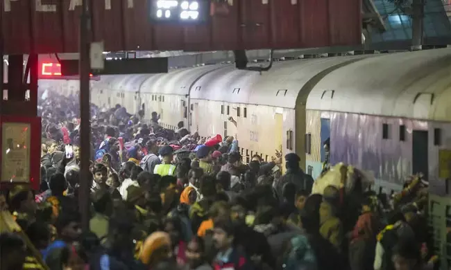 ಹೊಸದಿಲ್ಲಿ: ರೈಲುಗಳ ಕುರಿತು ಪ್ರಯಾಣಿಕರಲ್ಲಿ ಉಂಟಾದ ಗೊಂದಲವೇ ಕಾಲ್ತುಳಿತಕ್ಕೆ ಕಾರಣ!