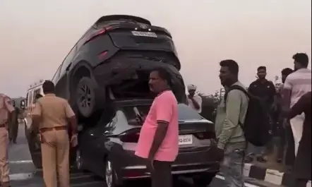 ಬೆಂಗಳೂರು-ಮೈಸೂರು ಎಕ್ಸ್‌ಪ್ರೆಸ್ ವೇಯಲ್ಲಿ ಅಪಘಾತ; ಸಿನಿಮೀಯ ರೀತಿಯಲ್ಲಿ ಕಾರಿನಡಿಗೆ ನುಗ್ಗಿದ ಮತ್ತೊಂದು ಕಾರು