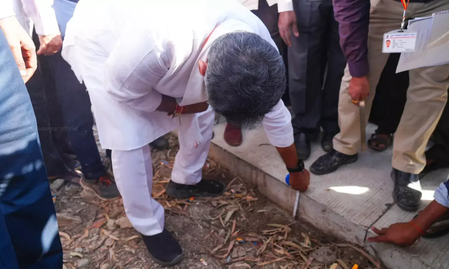 ಅಳತೆ ಟೇಪ್ ಹಿಡಿದು ರಸ್ತೆ ಗುಣಮಟ್ಟ ಪರಿಶೀಲಿಸಿದ ಉಪಮುಖ್ಯಮಂತ್ರಿ ಡಿ.ಕೆ.ಶಿವಕುಮಾರ್