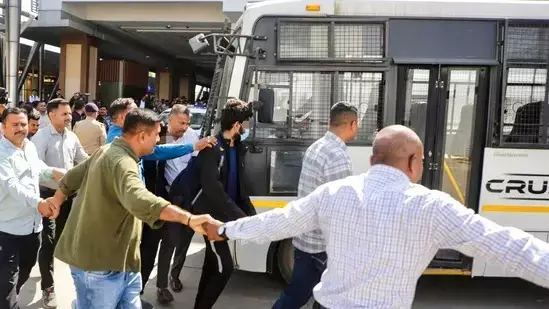 ನಮ್ಮ ಕೈಗಳಿಗೆ ಕೈಕೋಳ, ಕಾಲುಗಳಿಗೆ ಸರಪಳಿ ಹಾಕಲಾಗಿತ್ತು: ಅಮೆರಿಕದ 2ನೇ ಮಿಲಿಟರಿ ವಿಮಾನದಲ್ಲಿ ಅಮೃತಸರಕ್ಕೆ ಬಂದಿಳಿದ ಭಾರತೀಯನಿಂದ ಆರೋಪ