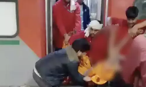 ಹೊಸದಿಲ್ಲಿ ರೈಲುನಿಲ್ದಾಣದಲ್ಲಿ ಕಾಲ್ತುಳಿತ | ಕೈಗಾಡಿಗಳಲ್ಲಿ ಮೃತದೇಹಗಳನ್ನು ಸಾಗಿಸಿದೆವು: ಘಟನೆಯ ಭೀಕರತೆ ಬಣ್ಣಿಸಿದ ಪೋರ್ಟರ್‌ ಗಳು