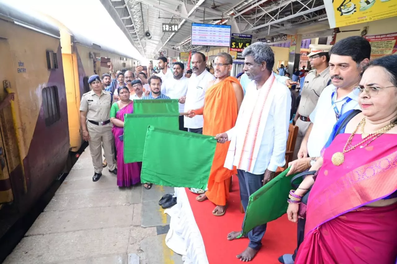 ಉಡುಪಿ- ಪ್ರಯಾಗ್ರಾಜ್ ವಿಶೇಷ ರೈಲಿಗೆ ಚಾಲನೆ ಉಡುಪಿ- ಪ್ರಯಾಗ್ರಾಜ್ ವಿಶೇಷ ರೈಲಿಗೆ ಚಾಲನೆ