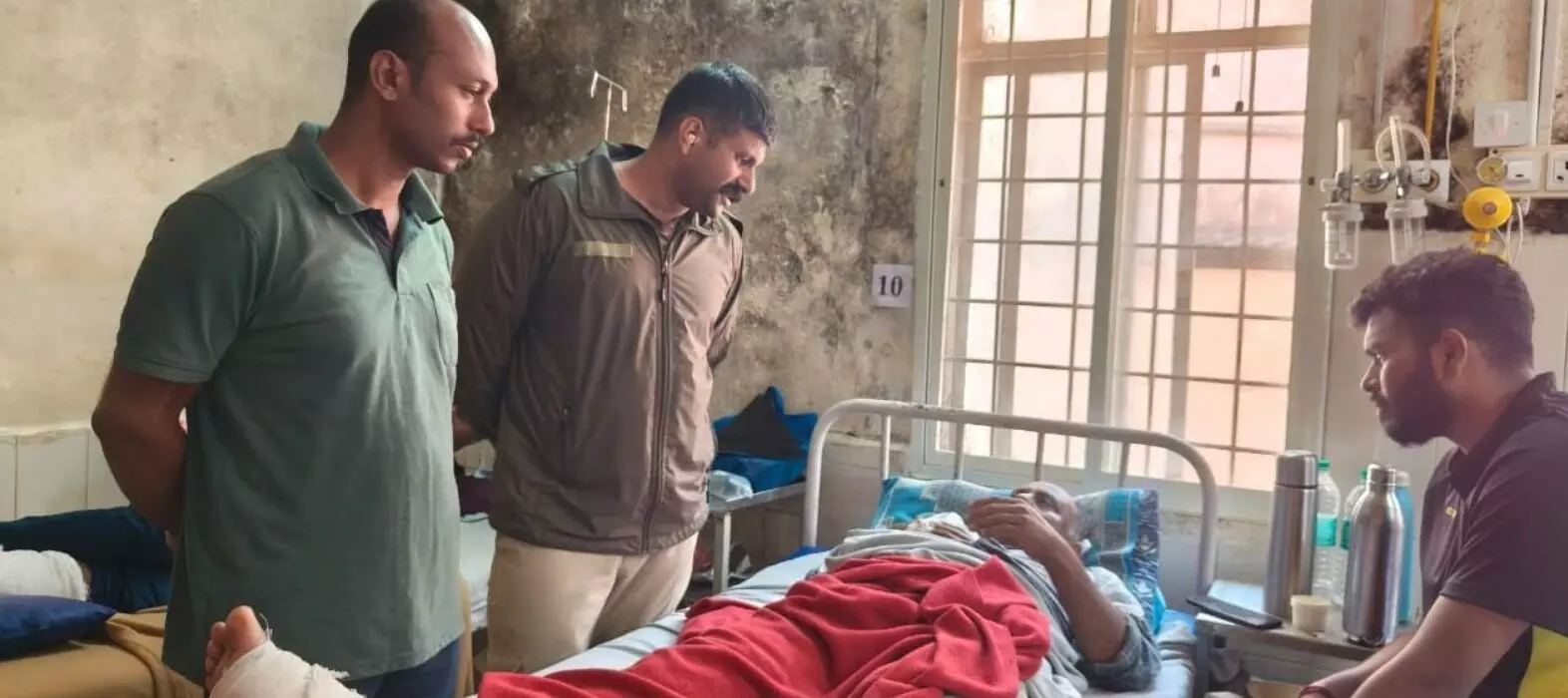 ವಿರಾಜಪೇಟೆ | ಬೈಕ್‌ನಲ್ಲಿ ತೆರಳುತ್ತಿದ್ದ ವೇಳೆ ಕಾಡಾನೆ ದಾಳಿ : ಇಬ್ಬರಿಗೆ ಗಂಭೀರ ಗಾಯ