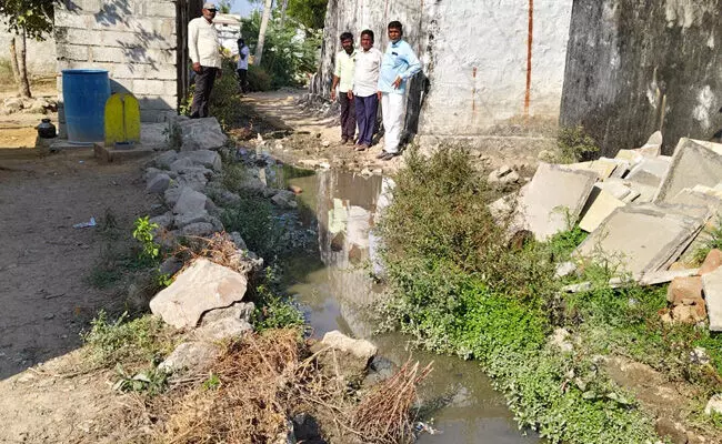 ಯಾದಗಿರಿ | ಗಡಿಭಾಗಕ್ಕೆ ಅಂಟಿಕೊಂಡಿರುವ ನಸಲವಾಯಿ ಗ್ರಾಮಕ್ಕೆ ಡಿಸಿ, ಸಿಇಓ ಭೇಟಿ ನೀಡಲಿ : ಉಮೇಶ ಮುದ್ನಾಳ ಆಗ್ರಹ ಯಾದಗಿರಿ | ಗಡಿಭಾಗಕ್ಕೆ ಅಂಟಿಕೊಂಡಿರುವ ನಸಲವಾಯಿ ಗ್ರಾಮಕ್ಕೆ ಡಿಸಿ, ಸಿಇಓ ಭೇಟಿ ನೀಡಲಿ : ಉಮೇಶ ಮುದ್ನಾಳ ಆಗ್ರಹ