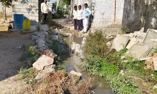 ಯಾದಗಿರಿ | ಗಡಿಭಾಗಕ್ಕೆ ಅಂಟಿಕೊಂಡಿರುವ ನಸಲವಾಯಿ ಗ್ರಾಮಕ್ಕೆ ಡಿಸಿ, ಸಿಇಓ ಭೇಟಿ ನೀಡಲಿ : ಉಮೇಶ ಮುದ್ನಾಳ ಆಗ್ರಹ