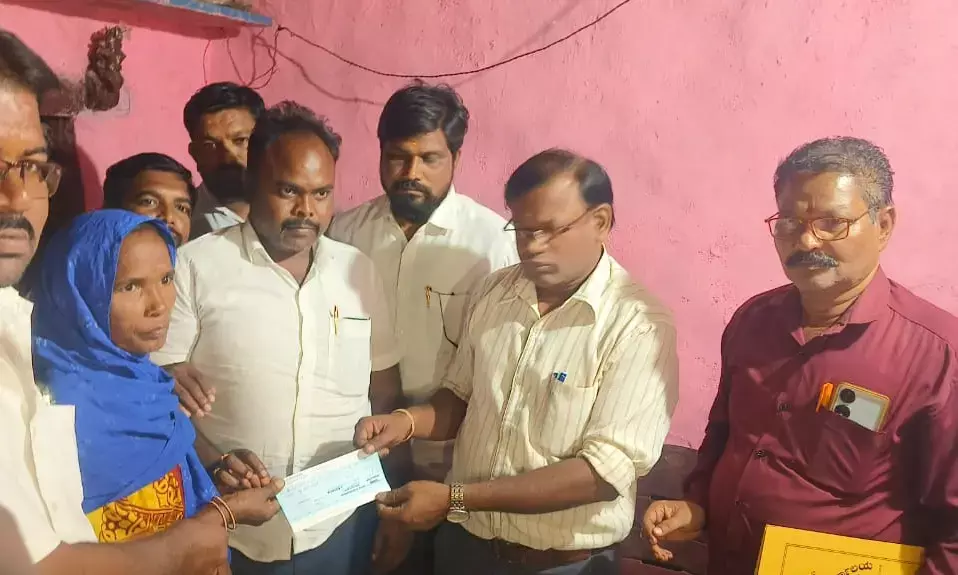 ಕಲಬುರಗಿ | ಮೃತ ರವಿ ಕುಟುಂಬಕ್ಕೆ ಚೆಕ್ ವಿತರಣೆ