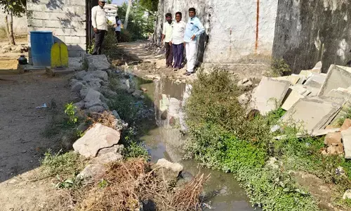 ಯಾದಗಿರಿ | ಗಡಿಭಾಗಕ್ಕೆ ಅಂಟಿಕೊಂಡಿರುವ ನಸಲವಾಯಿ ಗ್ರಾಮಕ್ಕೆ ಡಿಸಿ, ಸಿಇಓ ಭೇಟಿ ನೀಡಲಿ : ಉಮೇಶ ಮುದ್ನಾಳ ಆಗ್ರಹ