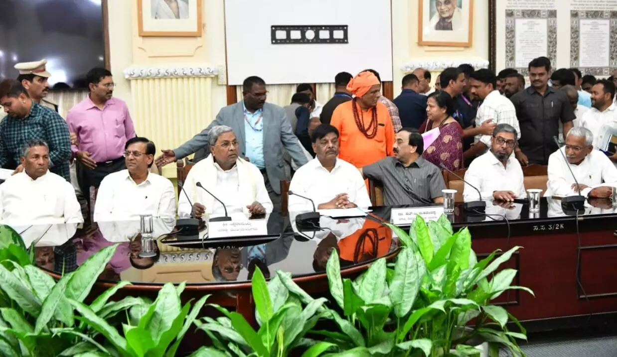 ದಲಿತ ಮುಖಂಡರೊಂದಿಗೆ ಸಿಎಂ ಸಿದ್ದರಾಮಯ್ಯ ಬಜೆಟ್ ಪೂರ್ವಭಾವಿ ಸಭೆ: ಎಸ್ಸಿ-ಎಸ್ಟಿ ವರ್ಗಗಳ ಬೇಡಿಕೆ ಪರಿಶೀಲಿಸುವ ಭರವಸೆ ದಲಿತ ಮುಖಂಡರೊಂದಿಗೆ ಸಿಎಂ ಸಿದ್ದರಾಮಯ್ಯ ಬಜೆಟ್ ಪೂರ್ವಭಾವಿ ಸಭೆ: ಎಸ್ಸಿ-ಎಸ್ಟಿ ವರ್ಗಗಳ ಬೇಡಿಕೆ ಪರಿಶೀಲಿಸುವ ಭರವಸೆ