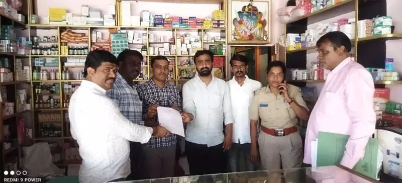 ಕಲಬುರಗಿ | ಜೇವರ್ಗಿಯ ಅನಧಿಕೃತ ಆಸ್ಪತ್ರೆ, ಕ್ಲಿನಿಕ್ಗಳ ಮೇಲೆ ದಿಢೀರ್ ದಾಳಿ : ಹಲವರಿಗೆ ನೋಟಿಸ್ ಕಲಬುರಗಿ | ಜೇವರ್ಗಿಯ ಅನಧಿಕೃತ ಆಸ್ಪತ್ರೆ, ಕ್ಲಿನಿಕ್ಗಳ ಮೇಲೆ ದಿಢೀರ್ ದಾಳಿ : ಹಲವರಿಗೆ ನೋಟಿಸ್