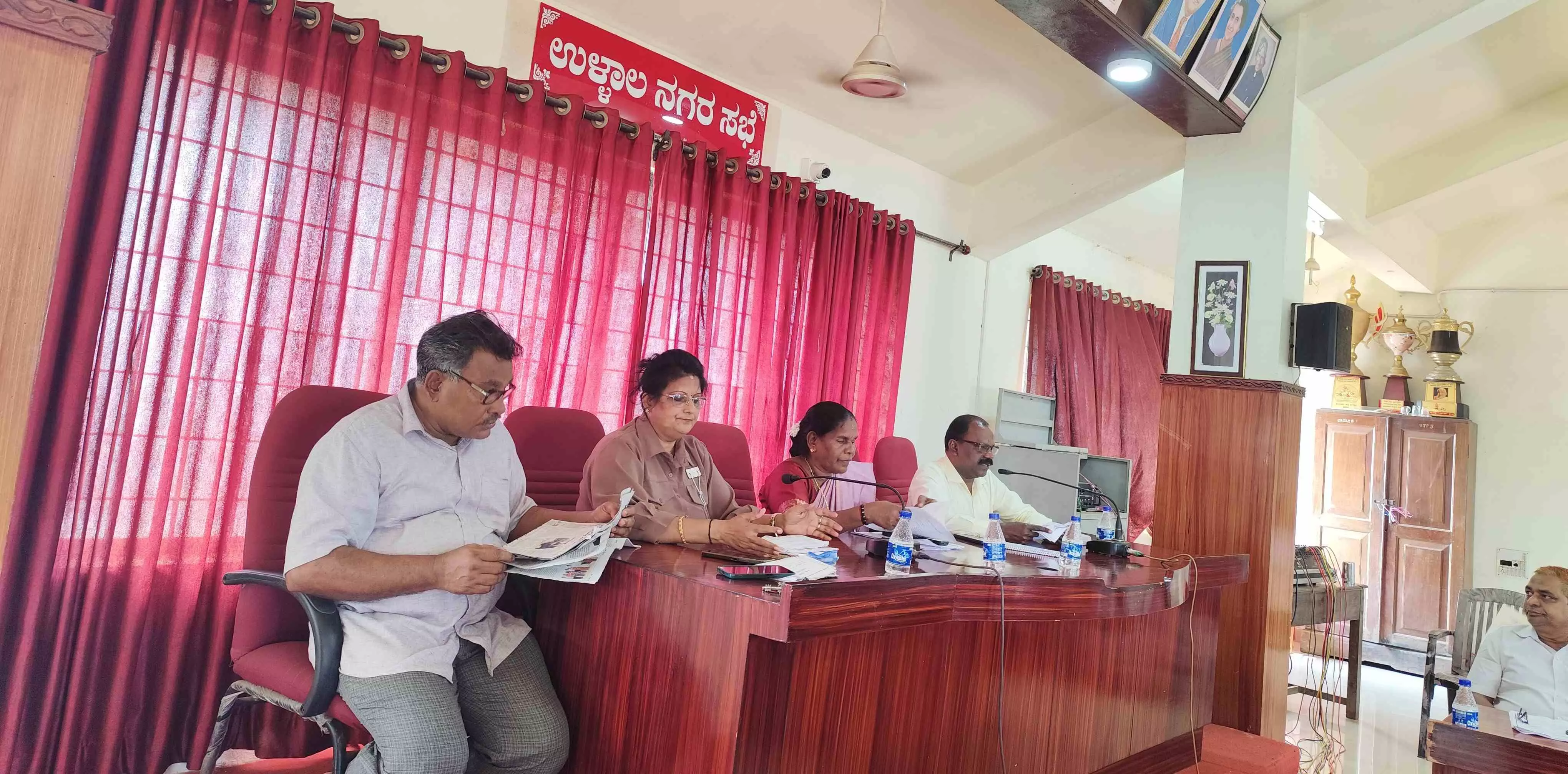 ಉಳ್ಳಾಲ ನಗರ ಸಭೆ: ಸಾಮಾನ್ಯ ಸಭೆಯಲ್ಲಿ ಕುಡಿಯುವ ನೀರಿನದ್ದೇ ಚರ್ಚೆ ಉಳ್ಳಾಲ ನಗರ ಸಭೆ: ಸಾಮಾನ್ಯ ಸಭೆಯಲ್ಲಿ ಕುಡಿಯುವ ನೀರಿನದ್ದೇ ಚರ್ಚೆ