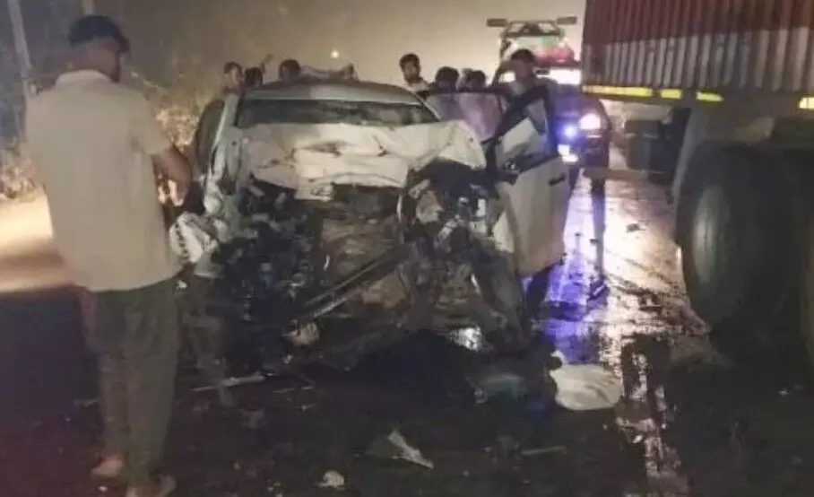 ಕಾರವಾರ| ಲಾರಿ ಢಿಕ್ಕಿ: ಕಾರಿನಲ್ಲಿದ್ದ ಒಂದೇ ಕುಟುಂಬದ ಮೂವರು ಮೃತ್ಯು ಕಾರವಾರ| ಲಾರಿ ಢಿಕ್ಕಿ: ಕಾರಿನಲ್ಲಿದ್ದ ಒಂದೇ ಕುಟುಂಬದ ಮೂವರು ಮೃತ್ಯು