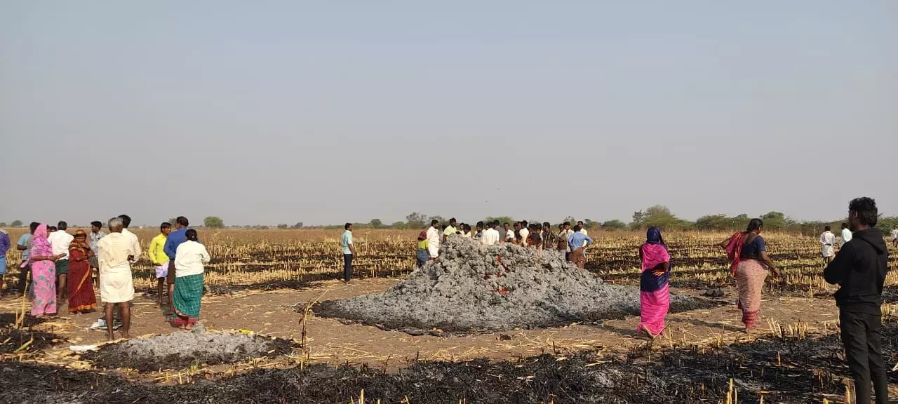 ರಾಯಚೂರು: ಜೋಳದ ರಾಶಿಗೆ ದುಷ್ಕರ್ಮಿಗಳಿಂದ ಬೆಂಕಿ: 15 ಲಕ್ಷ ರೂ. ಬೆಳೆಹಾನಿ ರಾಯಚೂರು: ಜೋಳದ ರಾಶಿಗೆ ದುಷ್ಕರ್ಮಿಗಳಿಂದ ಬೆಂಕಿ: 15 ಲಕ್ಷ ರೂ. ಬೆಳೆಹಾನಿ