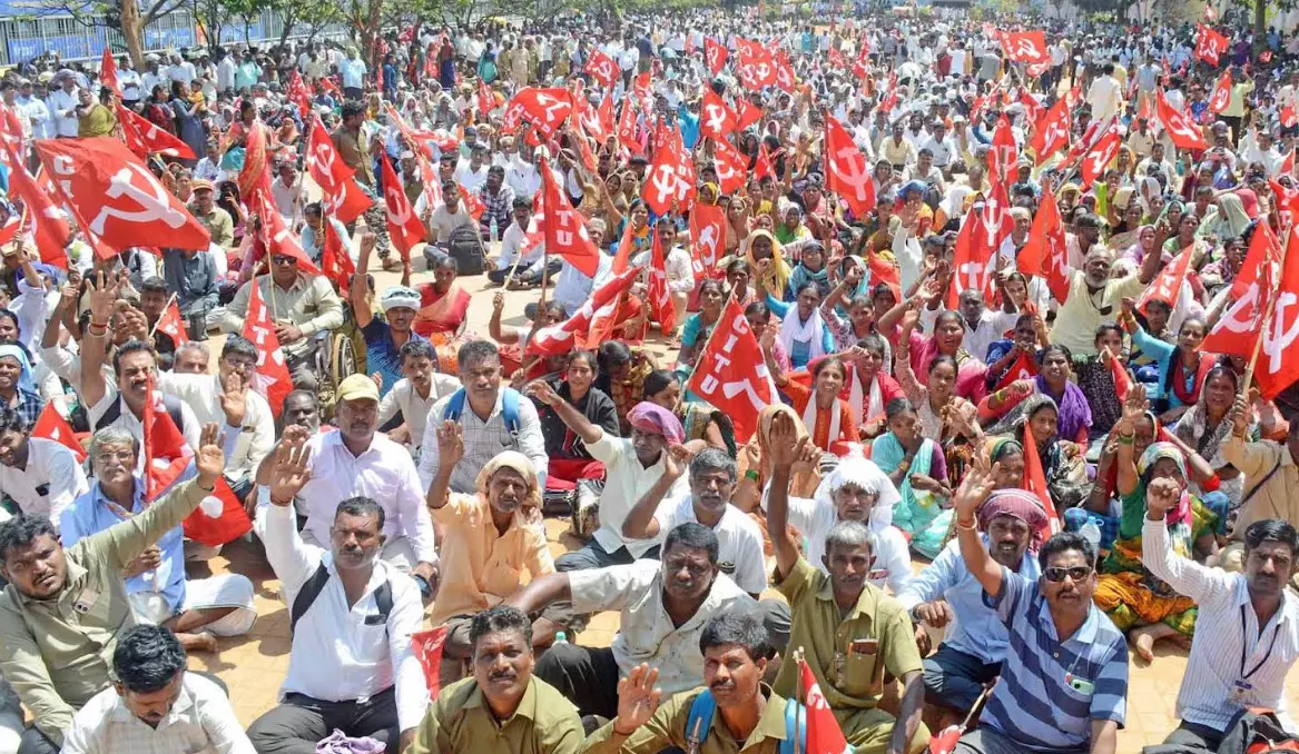 ಬೆಂಗಳೂರು | ಕನಿಷ್ಠ 31 ಸಾವಿರ ರೂ. ವೇತನಕ್ಕೆ ಆಗ್ರಹಿಸಿ ಗ್ರಾ.ಪಂಚಾಯಿತಿ ನೌಕರರ ಹೋರಾಟ ಬೆಂಗಳೂರು | ಕನಿಷ್ಠ 31 ಸಾವಿರ ರೂ. ವೇತನಕ್ಕೆ ಆಗ್ರಹಿಸಿ ಗ್ರಾ.ಪಂಚಾಯಿತಿ ನೌಕರರ ಹೋರಾಟ