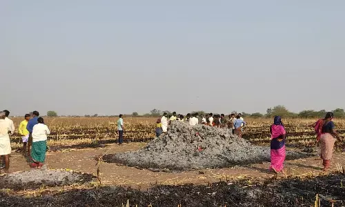 ರಾಯಚೂರು: ಜೋಳದ ರಾಶಿಗೆ ದುಷ್ಕರ್ಮಿಗಳಿಂದ ಬೆಂಕಿ: 15 ಲಕ್ಷ ರೂ. ಬೆಳೆಹಾನಿ