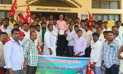 ದೇವದುರ್ಗ | ಕಾಮಗಾರಿಗಳಿಗೆ ನಿಯಮಾನುಸಾರ ಮರಳು ನೀಡಲು ಆಗ್ರಹಿಸಿ ಕಟ್ಟಡ ಕಾರ್ಮಿಕರಿಂದ ಪ್ರತಿಭಟನೆ