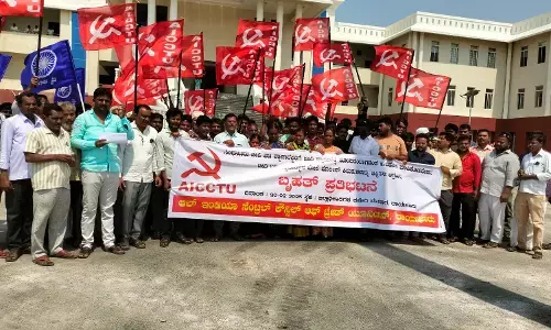 ರಾಯಚೂರು: ಬೀದಿ ಬದಿ ವ್ಯಾಪಾರಸ್ಥರಿಗೆ ಪರ್ಯಾಯ ವ್ಯವಸ್ಥೆ ಕಲ್ಪಿಸಲು ಆಗ್ರಹಿಸಿ ಪ್ರತಿಭಟನೆ